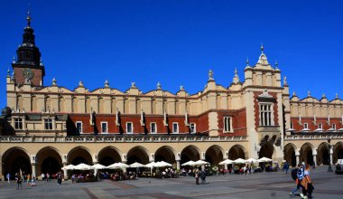 KRACOW POLAND - 09 10 17: Küçük Polonya 'nın Eski Krakow kentinin ana meydanı, şehrin merkezinde yer alan başlıca kentsel alandır..