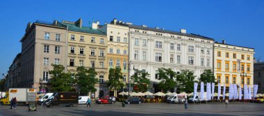 KRACOW POLAND - 09 10 17: Küçük Polonya 'nın Eski Krakow kentinin ana meydanı, şehrin merkezinde yer alan başlıca kentsel alandır..