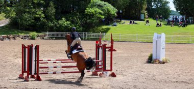 Bromont, Kanada - 31 Temmuz 2021: 1976 Montreal Olimpiyat Parkı 'nda at üstünde bilinmeyen bir binici.