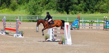 Bromont, Kanada - 31 Temmuz 2021: 1976 Montreal Olimpiyat Parkı 'nda at üstünde bilinmeyen bir binici.