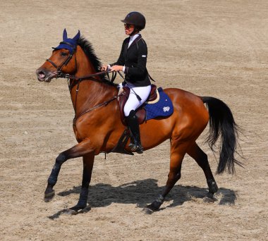 Bromont, Kanada - 31 Temmuz 2021: 1976 Montreal Olimpiyat Parkı 'nda at üstünde bilinmeyen bir binici.