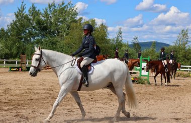 Bromont, Kanada - 31 Temmuz 2021: 1976 Montreal Olimpiyat Parkı 'nda at üstünde bilinmeyen bir binici.