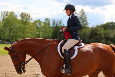 Bromont, Kanada - 31 Temmuz 2021: 1976 Montreal Olimpiyat Parkı 'nda at üstünde bilinmeyen bir binici.