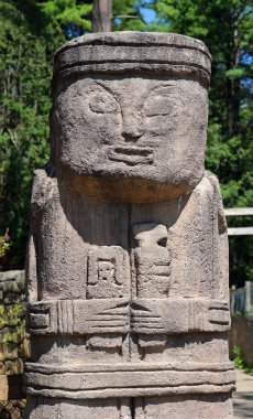 HEMMINGFORD QUEBEC CANADA - 08 03 03 2021: Antik Maya sanatı, çok sayıda krallığın paylaştığı doğu ve güneydoğu Mesoamerikan kültürü olan Maya medeniyetinin maddi sanatları hakkında.