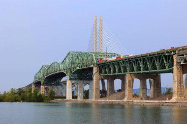 MONTREAL CANADA - 08 04 2021: Champlain Köprüsü (Montreal, 19622019) 1962 yılında açıldı. Yıkım 2020 yılında başladı. 4 yıl sürecek ve yaklaşık 400 milyon dolara mal olabilir.