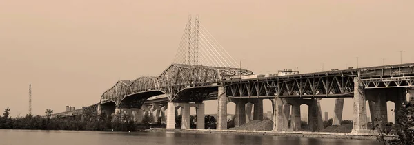 2021年4月4日 钱普兰大桥 蒙特利尔市 1962年 2019年 于1962年开放 结构因除冰盐而退化 这将需要4年的时间 可能要花4亿美元左右 — 图库照片