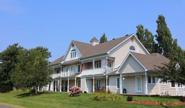 BROMONT QUEBEC CANADA - 08 06 2021: Tipik Kanada ev tasarımının uzun zamandır Kanada 'nın iklimine ve coğrafyasına adapte edilmesi gerekmektedir ve bazen Kanada kültürünün benzersizliğini de yansıtmaktadır..
