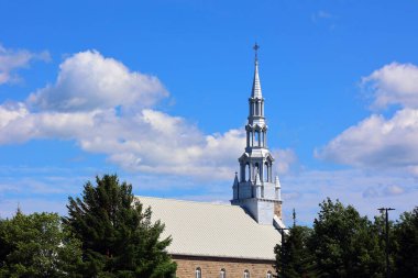 BROMONT QUEBEC CANADA - 08 14 2021: 1889 'da inşa edilen Saint Francis Xavier Kilisesi, orijinal kule 1909' da yıkıldı ve 1916 'da şimdiki kule ile değiştirildi..
