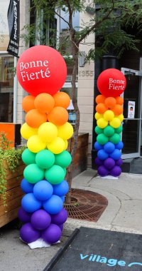 MONTREAL QUEBEC CANADA - 08 12 2021: Montreal balonları üzerinde fierte (gurur) tabelası. Bu etkinliğin içermesi, eğitmesi ve eğlendirmesi...