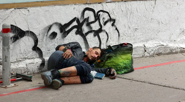 Montreal Quebec Kanada 2021 Junge Obdachlose Liegen Auf Dem Bürgersteig — Stockfoto