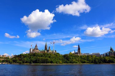 OTTAWA ONTARIO CANADA - 08 22 2021: Kanada 150. yıldönümü kutlamaları sonrasında, Ottawa Parliament Hills Centre Block büyük ölçekli bir restorasyon ve modernizasyon projesi için kapatılacak.
