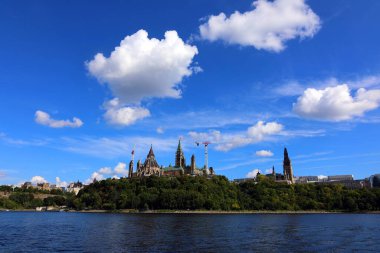 OTTAWA ONTARIO CANADA - 08 22 2021: Kanada 150. yıldönümü kutlamaları sonrasında, Ottawa Parliament Hills Centre Block büyük ölçekli bir restorasyon ve modernizasyon projesi için kapatılacak.