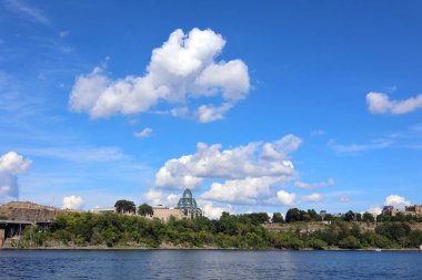 OTTAWA ONTARIO CANADA - 08 22 2021: Kanada 150. yıldönümü kutlamaları sonrasında, Ottawa Parliament Hills Centre Block büyük ölçekli bir restorasyon ve modernizasyon projesi için kapatılacak.