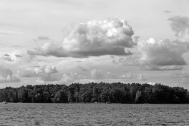 Quebec ve Ontario vilayetleri arasındaki Outaouais nehri yaz manzarası, Kanada