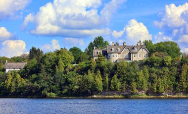 OTTAWA ONTARIO CANADA - 08 22 22 2021: 24 Sussex Drive, başlangıçta Gorffwysfa olarak adlandırılan ve genellikle 24 Sussex olarak adlandırılan Kanada Başbakanı 'nın resmi ikamet yeridir.