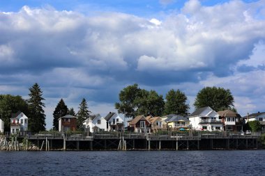GATINEAU (HULL) QUEBEC CANADA - 08 21 2021: Jacques-Cartier Caddesi, Gatineau, Quebec. Outaouais Nehri kıyıları