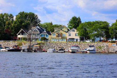 GATINEAU (HULL) QUEBEC CANADA - 08 21 2021: Jacques-Cartier Caddesi, Gatineau, Quebec. Outaouais Nehri kıyıları