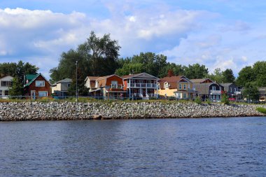 GATINEAU (HULL) QUEBEC CANADA - 08 21 2021: Jacques-Cartier Caddesi, Gatineau, Quebec. Outaouais Nehri kıyıları