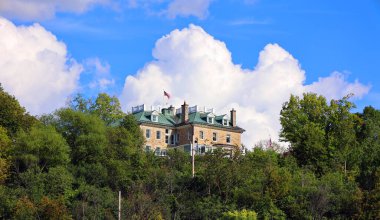 OTTAWA ONTARIO CANADA - 08 22 2021: Lornado, ABD 'nin Kanada Büyükelçisi' nin resmi ikametgahıdır. Ottawa 'nın Rockcliffe Park bölgesinde yer alır.