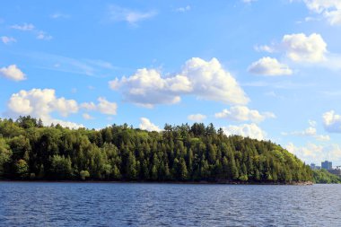 Quebec ve Ontario vilayetleri arasındaki Outaouais nehri yaz manzarası, Kanada