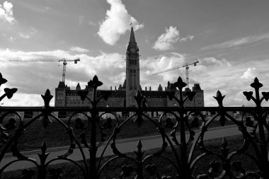 OTTAWA ONTARIO CANADA - 08 22 2021: Kanada 150. yıldönümü kutlamaları sonrasında, Ottawa Parliament Hills Centre Block büyük ölçekli bir restorasyon ve modernizasyon projesi için kapatılacak.