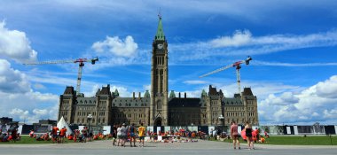 OTTAWA ONTARIO CANADA - 08 22 2021: Parliament Hill 'deki Centennial Flame çevresinde kalıntıları MÖ Kamloops, Kanada' da bir toplu mezarda bulunan yerli çocukların yaşamlarını onurlandırmak için düzenlenen anıt.
