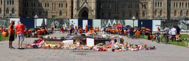 OTTAWA ONTARIO CANADA - 08 22 2021: Parliament Hill 'deki Centennial Flame çevresinde kalıntıları MÖ Kamloops, Kanada' da bir toplu mezarda bulunan yerli çocukların yaşamlarını onurlandırmak için düzenlenen anıt.