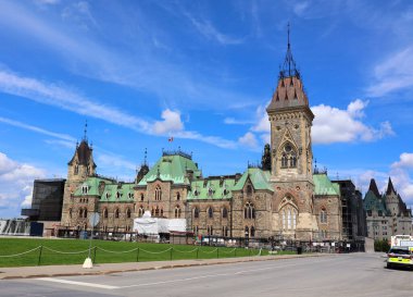 OTTAWA ONTARIO CANADA - 08 22 2021: Doğu Bloğu, Ottawa, Ontario 'daki Kanada Parlamento Tepesi' ndeki parlamenterler için ofisleri bulunan üç binadan biridir.