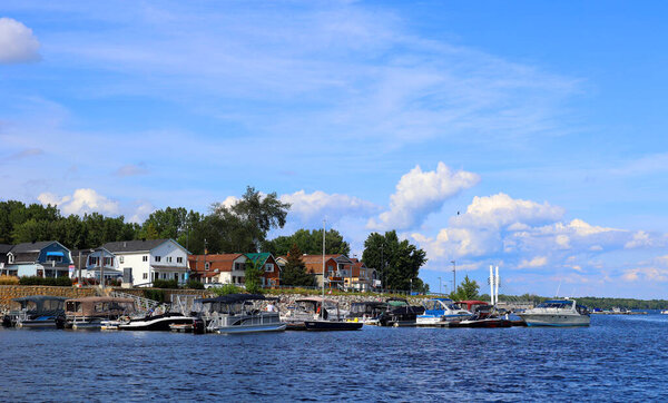 GATINEAU (HULL) QUEBEC CANADA - 08 21 2021: Жак-Картье-стрит, город Гатино, Квебек. Берега реки Отау