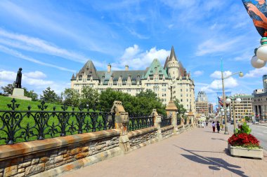 OTTAWA ONTARIO CANADA - 08 22 2021: Chateau Laurier Hotel Bu şatoya eski Kanada Başbakanı Sir Wilfred Laurier 'in adı verilmiştir. 429 misafir odası olan bir otel.