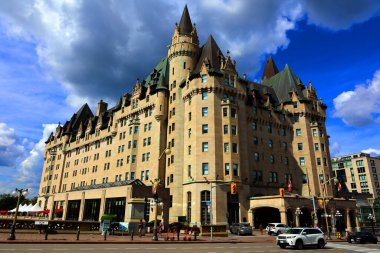 OTTAWA ONTARIO CANADA - 08 22 2021: Chateau Laurier Hotel Bu şatoya eski Kanada Başbakanı Sir Wilfred Laurier 'in adı verilmiştir. 429 misafir odası olan bir otel.