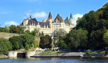 OTTAWA ONTARIO CANADA - 08 22 2021: Chateau Laurier Hotel Bu şatoya eski Kanada Başbakanı Sir Wilfred Laurier 'in adı verilmiştir. 429 misafir odası olan bir otel.