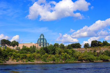 OTTAWA ONTARIO CANADA - 08 22 2021: Kanada Ulusal Galerisi (Fransızca: Musee des beaux-arts du Canada), sergi alanı ile Kuzey Amerika 'nın en büyük sanat müzelerinden biridir..