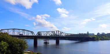 OTTAWA ONTARIO CANADA - 08 22 2021: Royal Alexandra Eyaletler Arası Köprüsü veya Alexandra Köprüsü, Ottawa Nehri 'ni Ottawa, Ontario ve Gatineau, Quebec arasında uzanan çelik kantilever köprüdür.