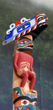 GATINEAU (HULL) QUEBEC CANADA - 08 21 2021: Kanada Tarih Müzesi Totem odası (CMH; Fransızca: Musee canadien de lhistoire) Kanada 'nın ulusal insanlık tarihi müzesi..