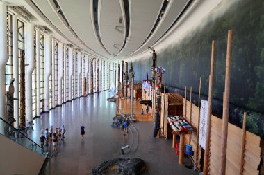 GATINEAU (HULL) QUEBEC CANADA - 08 21 2021: Kanada Tarih Müzesi Totem odası (CMH; Fransızca: Musee canadien de lhistoire) Kanada 'nın ulusal insanlık tarihi müzesi..