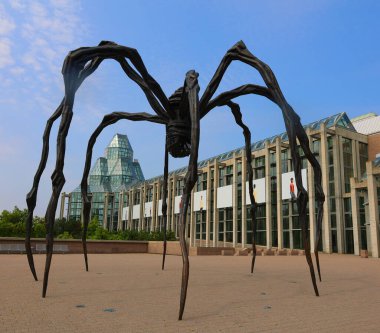 OTTAWA ONTARIO CANADA - 08 22 22 2021: Maman (1999), başkent Ottawa 'da bulunan dünyanın en büyük heykellerinden biri olan Louise Bourgeois' in bronz, paslanmaz çelik ve mermer heykelidir.