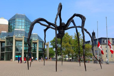 OTTAWA ONTARIO CANADA - 08 22 22 2021: Maman (1999), başkent Ottawa 'da bulunan dünyanın en büyük heykellerinden biri olan Louise Bourgeois' in bronz, paslanmaz çelik ve mermer heykelidir.