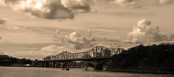 Ottawa Ontario Canada 2021 Royal Alexandra Interprovincial Bridge或Alexandra Bridge 是一座横跨渥太华河和魁北克加蒂诺之间的钢架悬臂桥 — 图库照片