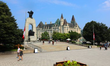 OTTAWA ONTARIO CANADA - 08 22 2021: Ulusal Savaş Anıtı, Konfederasyon Meydanı 'nda bulunan, akredite bronz heykelleri olan uzun bir granit mezar taşı.