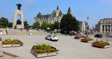 OTTAWA ONTARIO CANADA - 08 22 2021: Ulusal Savaş Anıtı, Konfederasyon Meydanı 'nda bulunan, akredite bronz heykelleri olan uzun bir granit mezar taşı.