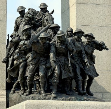 OTTAWA ONTARIO CANADA - 08 22 2021: Ulusal Savaş Anıtı, Konfederasyon Meydanı 'nda bulunan, akredite bronz heykelleri olan uzun bir granit mezar taşı.