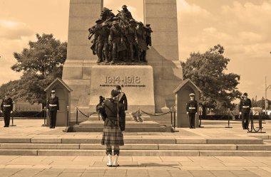 OTTAWA ONTARIO CANADA - 08 22 2021: Ulusal Savaş Anıtı, Konfederasyon Meydanı 'nda bulunan, akredite bronz heykelleri olan uzun bir granit mezar taşı.