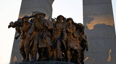 OTTAWA ONTARIO CANADA - 08 22 2021: Ulusal Savaş Anıtı, Konfederasyon Meydanı 'nda bulunan, akredite bronz heykelleri olan uzun bir granit mezar taşı.