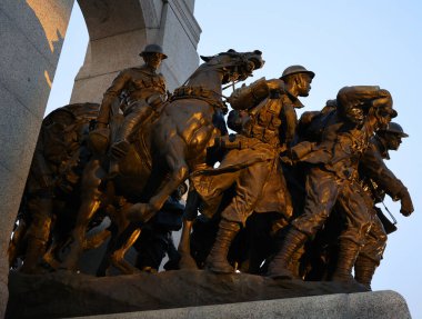 OTTAWA ONTARIO CANADA - 08 22 2021: Ulusal Savaş Anıtı, Konfederasyon Meydanı 'nda bulunan, akredite bronz heykelleri olan uzun bir granit mezar taşı.