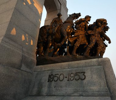 OTTAWA ONTARIO CANADA - 08 22 2021: Ulusal Savaş Anıtı, Konfederasyon Meydanı 'nda bulunan, akredite bronz heykelleri olan uzun bir granit mezar taşı.