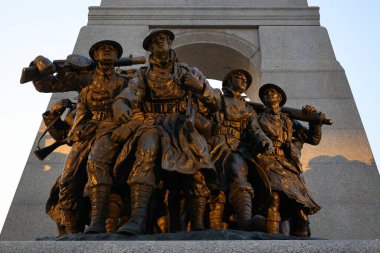 OTTAWA ONTARIO CANADA - 08 22 2021: Ulusal Savaş Anıtı, Konfederasyon Meydanı 'nda bulunan, akredite bronz heykelleri olan uzun bir granit mezar taşı.