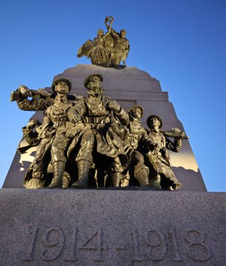 OTTAWA ONTARIO CANADA - 08 22 2021: Ulusal Savaş Anıtı, Konfederasyon Meydanı 'nda bulunan, akredite bronz heykelleri olan uzun bir granit mezar taşı.