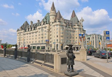 OTTAWA ONTARIO CANADA - 08 22 2021: Chateau Laurier Hotel Bu şatoya eski Kanada Başbakanı Sir Wilfred Laurier 'in adı verilmiştir. 429 misafir odası olan bir otel. 