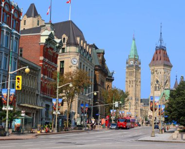 OTTAWA ONTARIO CANADA - 08 22 2021: Saat Kulesi ve Doğu Bloğu, Kanada Parlamento Tepesi 'ndeki Ottawa, Ontario' daki üç binadan ikisidir. 